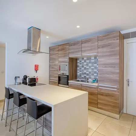 Beautiful 2 Bedroom With Balcony In Centre Appartamento *