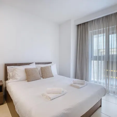 Beautiful 2 Bedroom With Balcony In Centre *