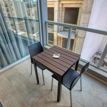 Beautiful 2 Bedroom With Balcony In Centre
