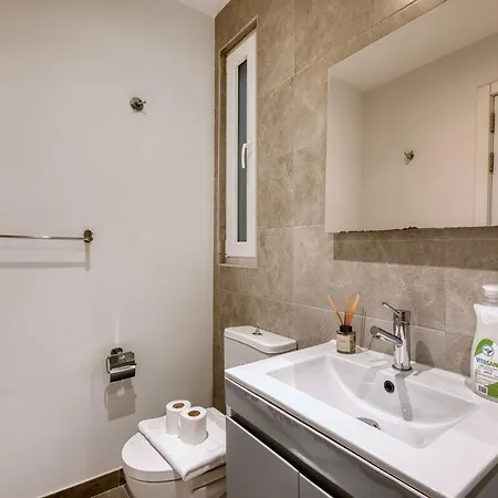 Beautiful 2 Bedroom With Balcony In Centre Apartmán