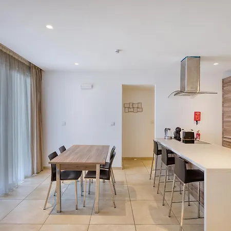 Beautiful 2 Bedroom With Balcony In Centre * Sliema