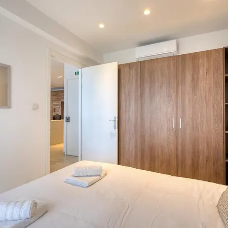 Apartmán Beautiful 2 Bedroom With Balcony In Centre