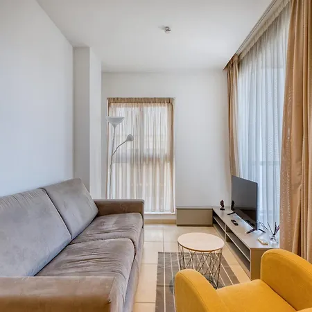 Beautiful 2 Bedroom With Balcony In Centre Appartamento