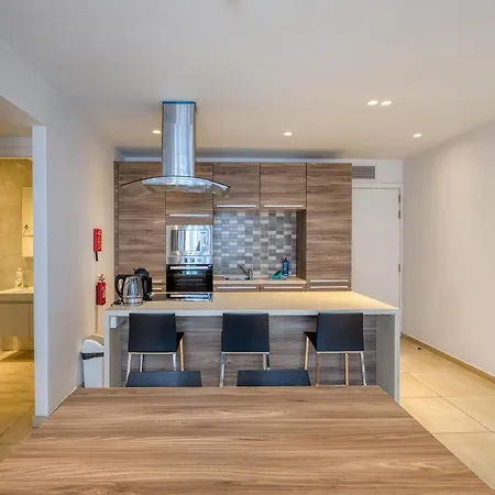 Beautiful 2 Bedroom With Balcony In Centre *