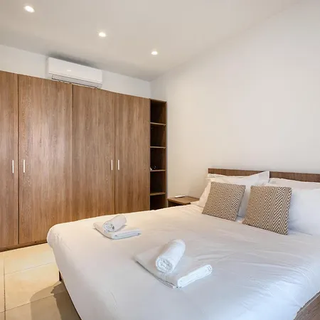 Beautiful 2 Bedroom With Balcony In Centre Appartamento *