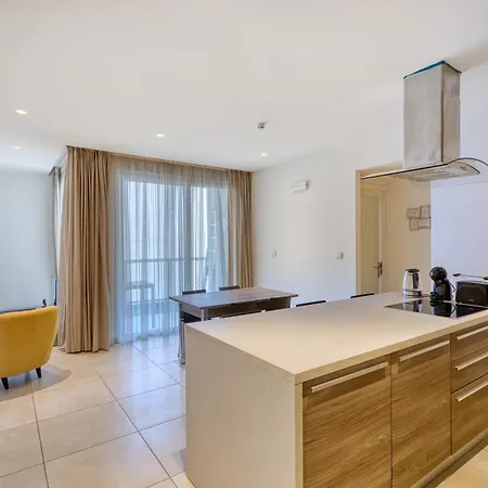 Beautiful 2 Bedroom With Balcony In Centre