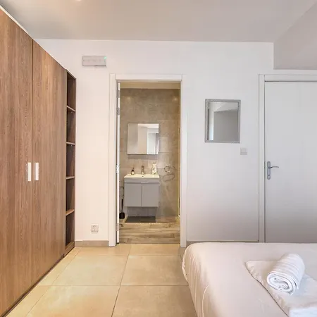 Beautiful 2 Bedroom With Balcony In Centre * Sliema