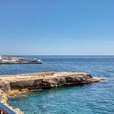 Beautiful 2 Bedroom With Balcony In Centre Appartamento